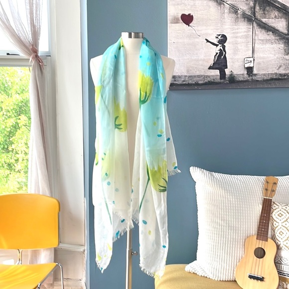 Beautiful garden print scarf - Picture 1 of 9